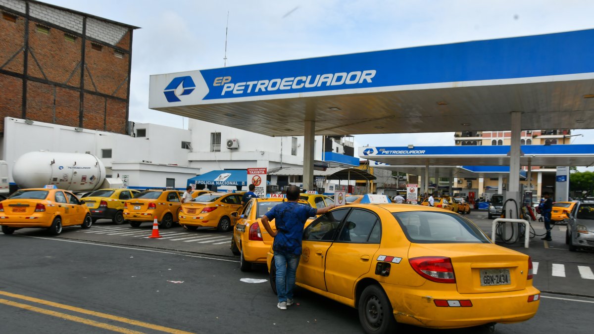 Los taxistas el 1 de octubre de 2026 tuvieron que recorrer gasolineras de Guayaquil buscando gas.