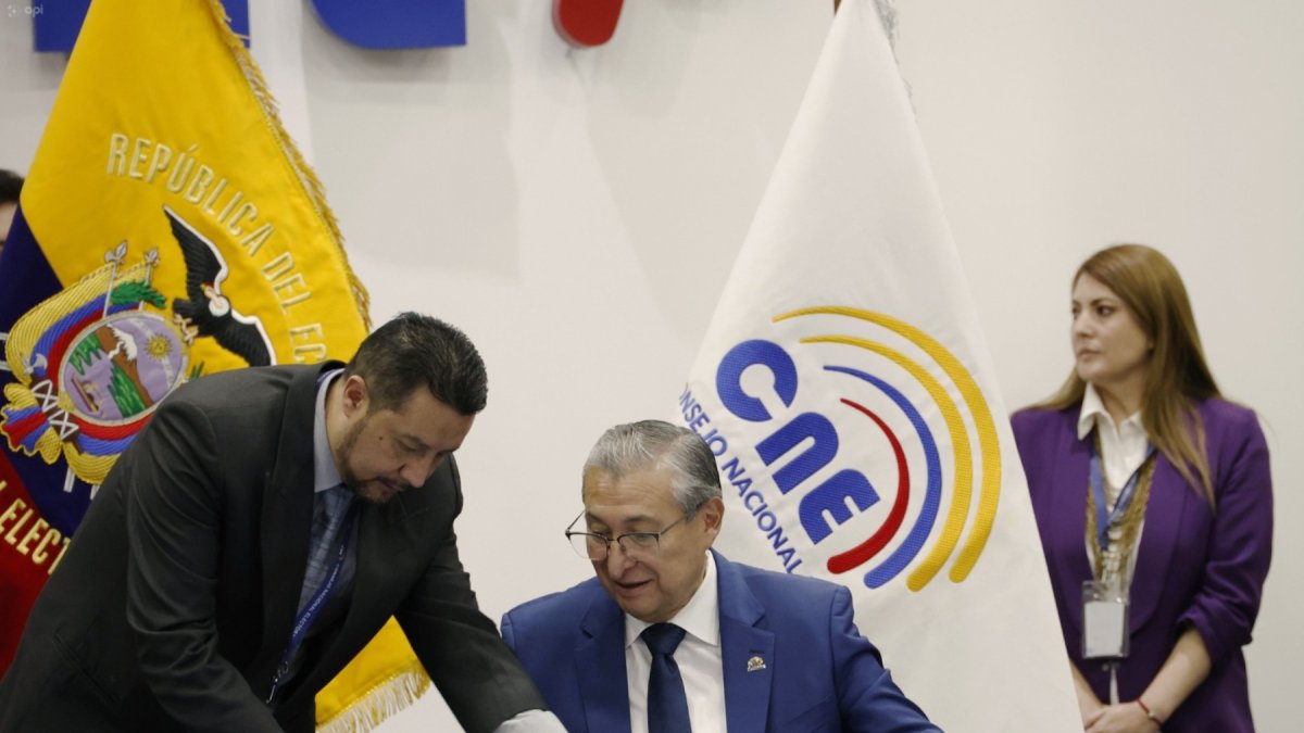 El presidente del CNE José Cabrera dijo que no se puede cambiar el reglamento sobre calificación de candidaturas al CPCCS.