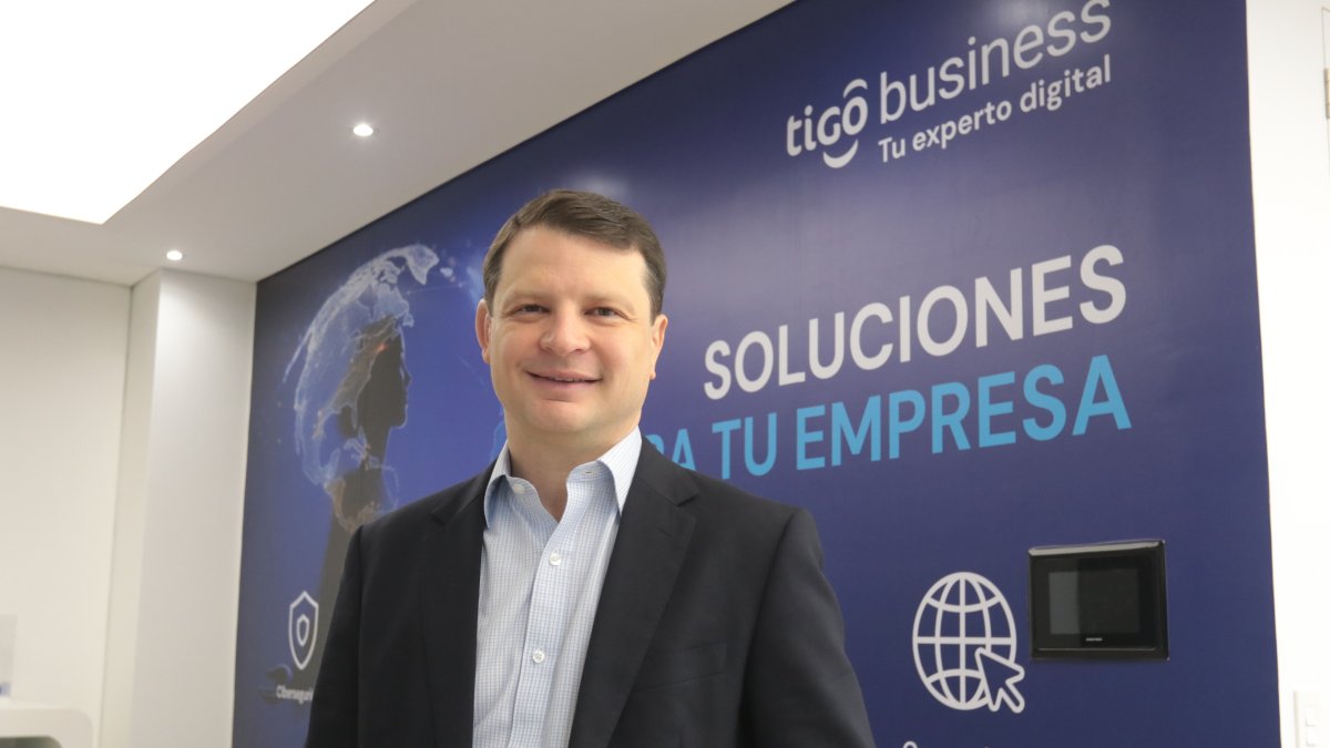 Roberto Andino, ceo de Tigo, en una oficina de la empresa en Guayaquil.