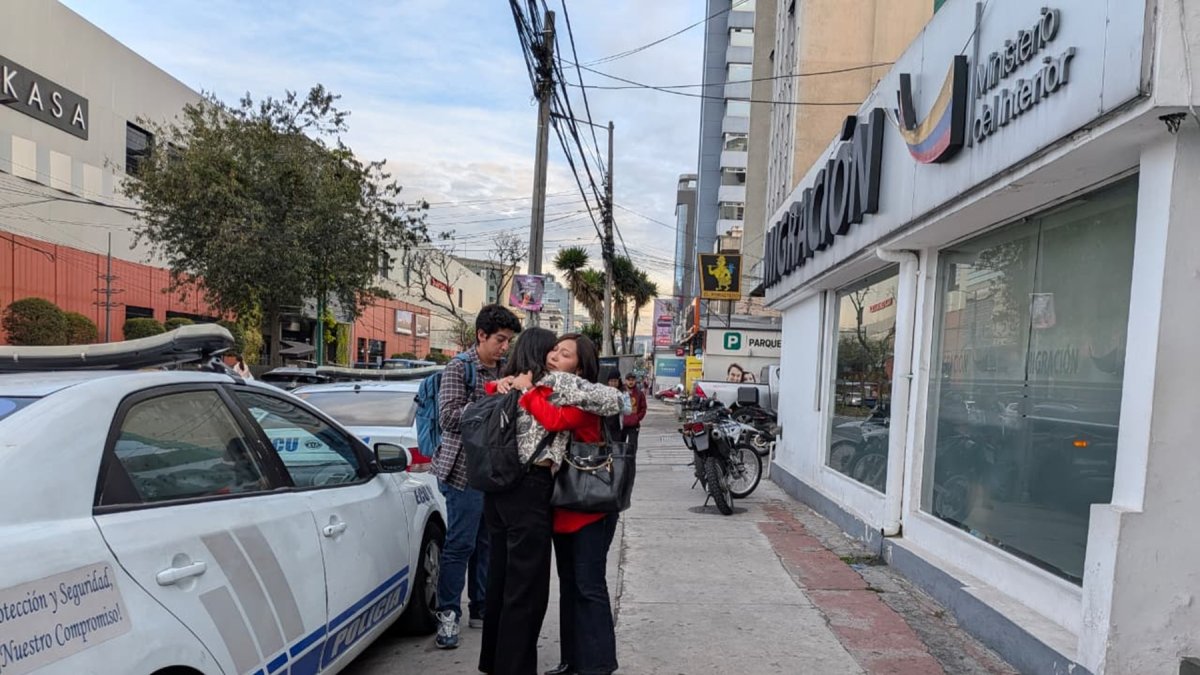 Allegados de Ola Bini en los exteriores de Migración, en Quito, la tarde de este jueves 1 de octubre.