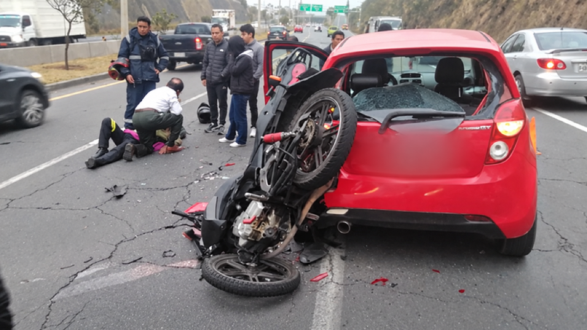 Ruta Viva registra siniestro entre una motocicleta y un automóvil y causa congestión hacia Quito