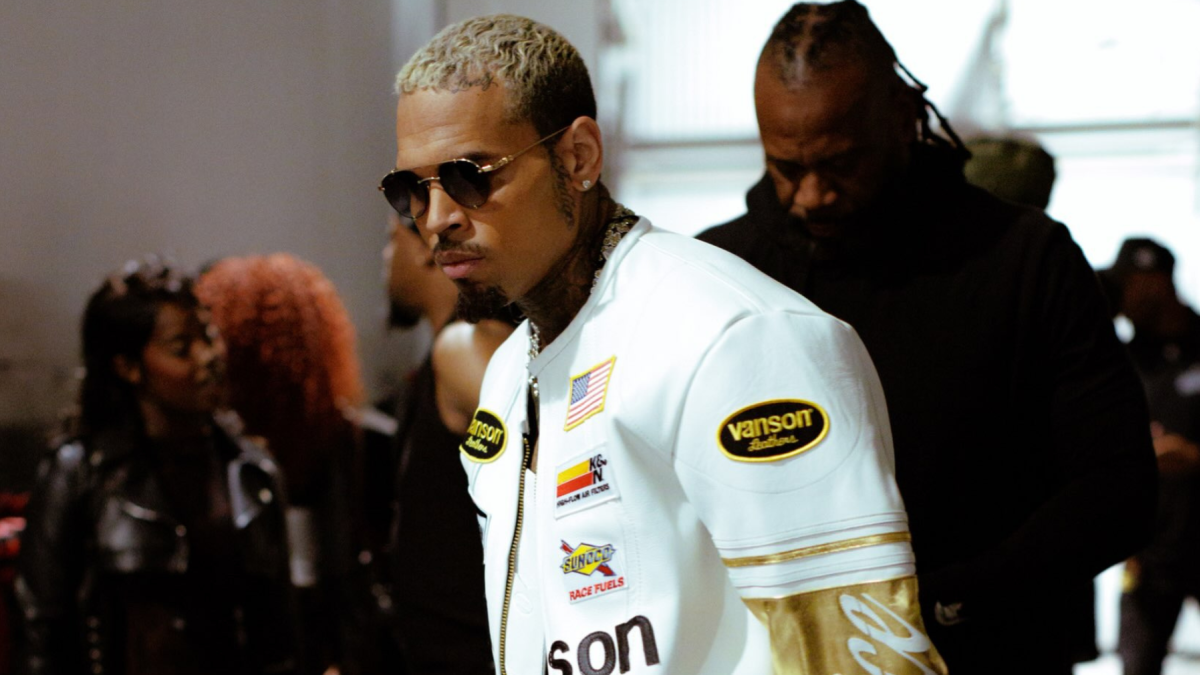 Chris Brown deberá pagar 9,5 millones de dólares a María Ávila por el ataque de uno de sus perros en 2020.