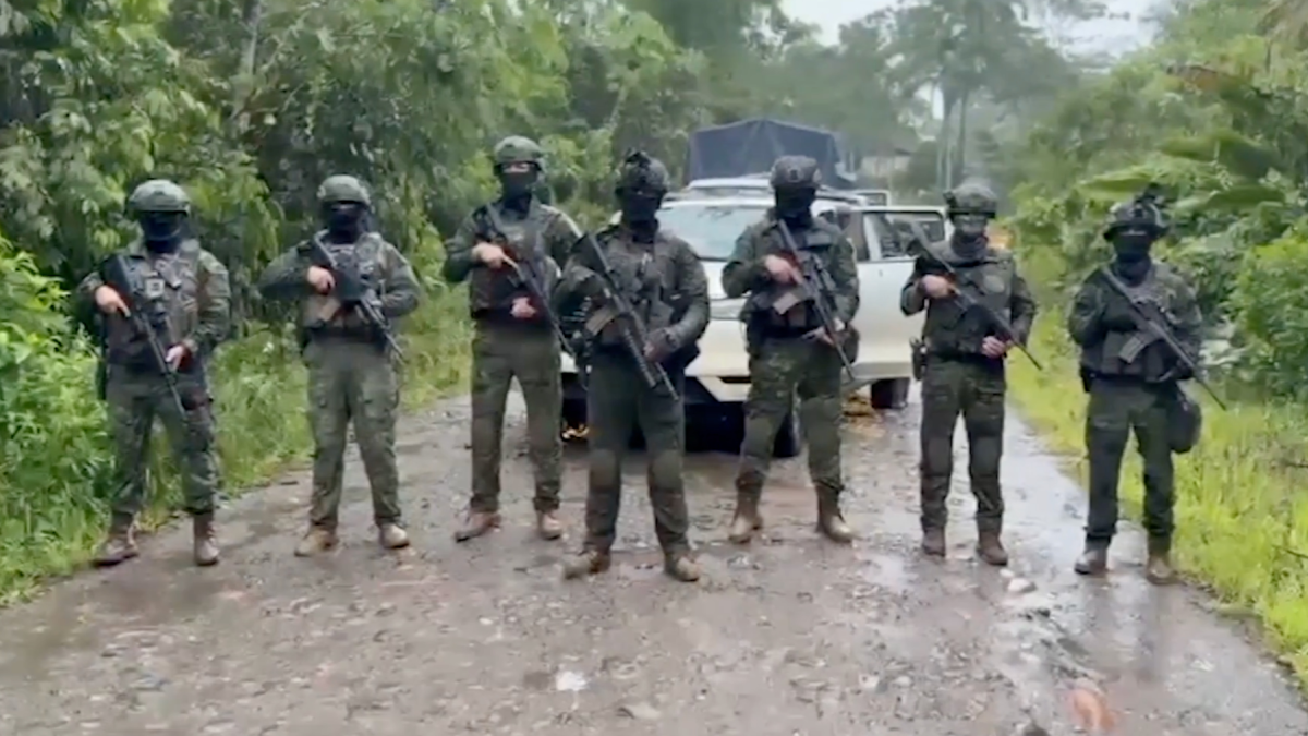 Militares custodian el sector de Guayusa, en Orellana, tras el operativo donde fueron abatidos cinco presuntos integrantes de grupos armados.