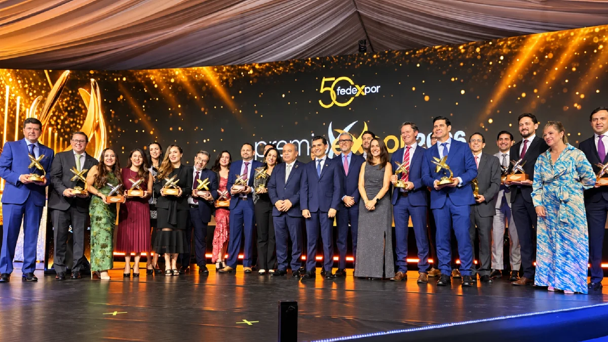 Representantes de las empresas galardonadas en el PremioeXpor 2026 posan junto a directivos de la Federación Ecuatoriana de Exportadores (Fedexpor), en la gala por los 50 años del gremio, en Quito.