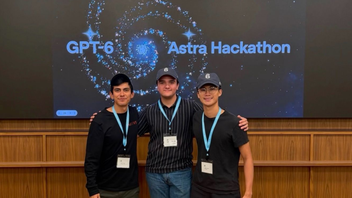 El equipo de Astra HQ durante el GPT-6 Astra Hackathon NYC, donde obtuvo 50.000 dólares en créditos de OpenAI para impulsar el desarrollo de su proyecto