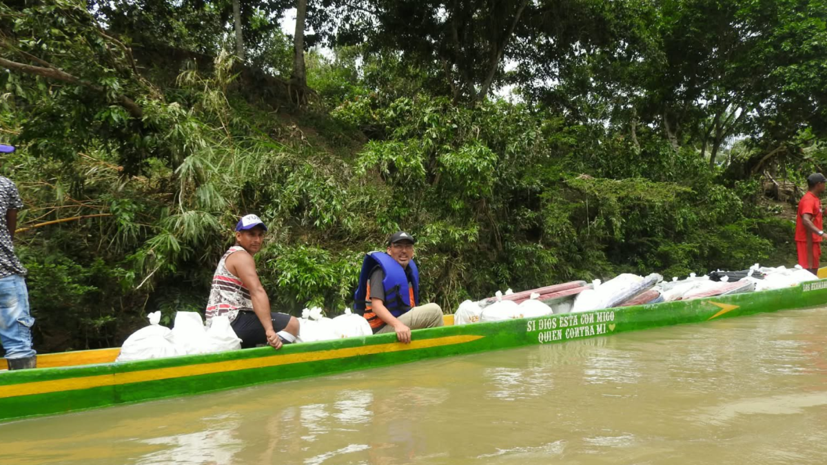La asistencia humanitaria fue trasladada por vía fluvial hasta comunidades afectadas por las intensas lluvias en distintos sectores de Esmeraldas.
