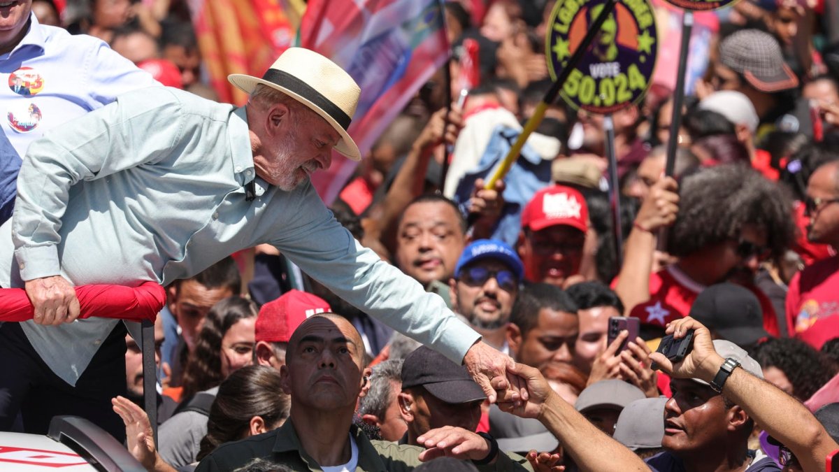 El presidente de Brasil y candidato a la reelección, Luiz Inácio Lula da Silva, saludando a sus simpatizantes.