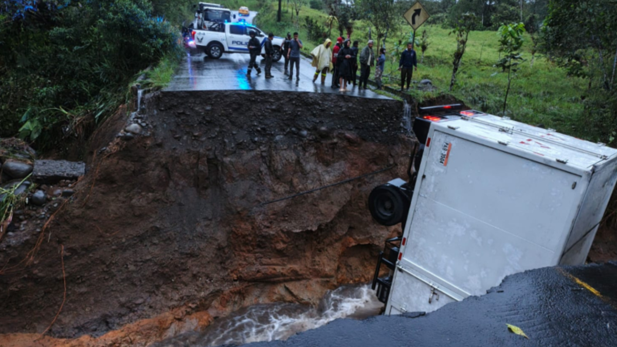 El colapso de la calzada obligó al cierre total de la vía San Bernabé-Los Bancos, mientras las autoridades coordinan desvíos para los conductores.