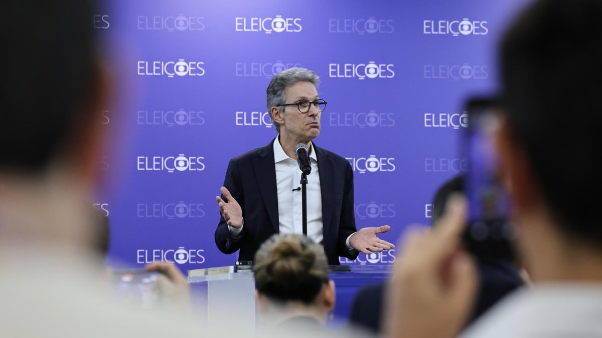 El candidato a la Presidencia de Brasil, Romeu Zema, habla en una rueda de prensa luego que la cadena Globo cancelara el debate en Rio de Janeiro (Brasil).