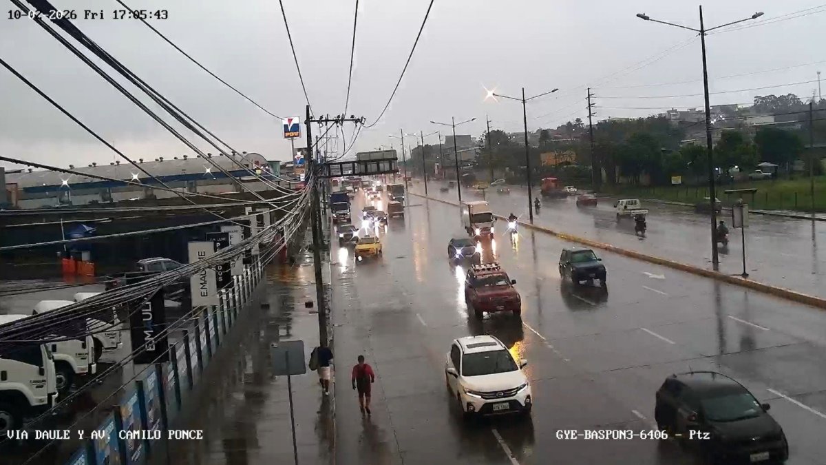 En la vía a Daule se registra lluvia leve y calzada mojada durante la tarde de este 2 de octubre.