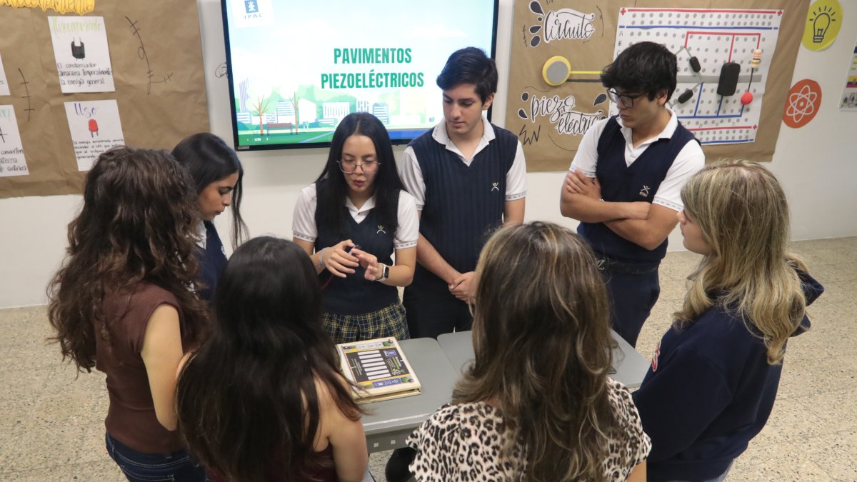 Estudiantes presentan un prototipo que convierte pisadas en energía.