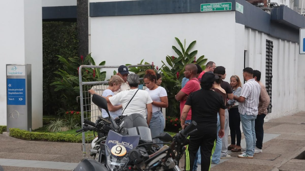 Simpatizantes de Aquiles Álvarez se reunieron en los exteriores de la clínica Alcívar, en el sur de Guayaquil, la tarde de este viernes 2 de octubre.