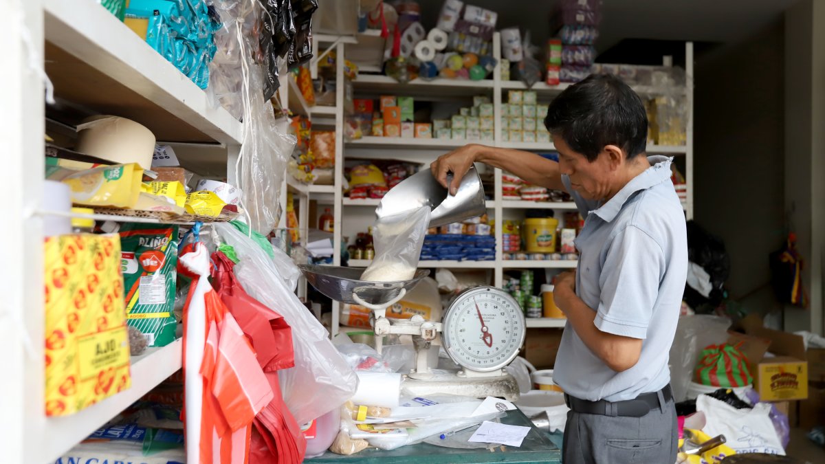 Un comerciante pesa arroz en una tienda en Guayaquil.