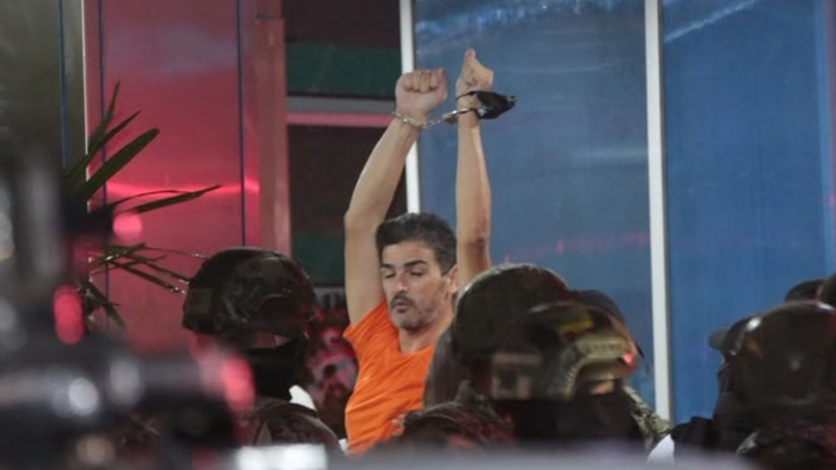 Aquiles Álvarez llegó a la clínica Alcívar, en Guayaquil, bajo resguardo militar este viernes 2 de octubre.