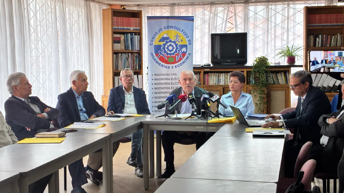 Representantes del Consejo Consultivo de Ingenierías y Economía en rueda de prensa sobre el riesgo de apagones por el estiaje, en Quito.