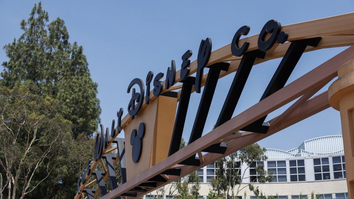 Disney anuncia nuevos despidos y retiros anticipados como parte de su plan de reducción de costos.