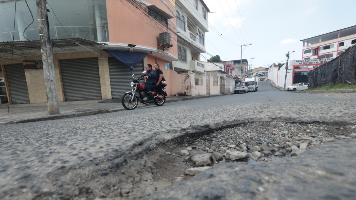 Los baches y el desgaste del asfalto obligan a los conductores a reducir la velocidad y cambiar de trayectoria para continuar por las calles del sector.