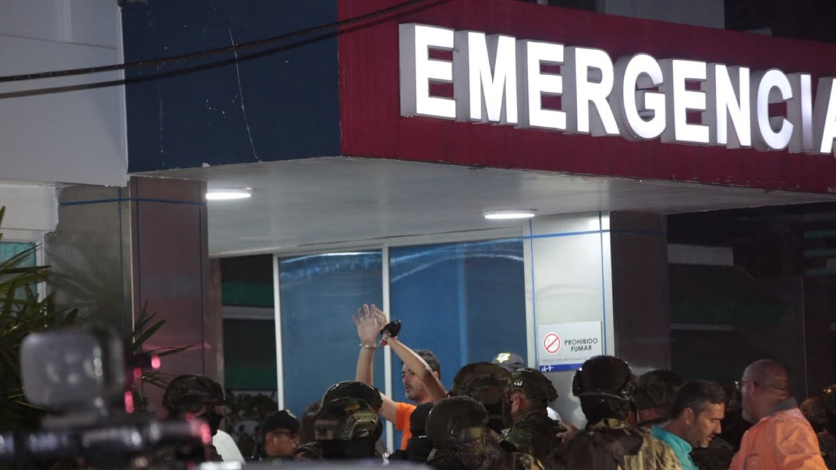 El alcalde de Guayaquil, Aquiles Álvarez, ingresando a la clínica Alcívar la noche de este viernes 2 de octubre.