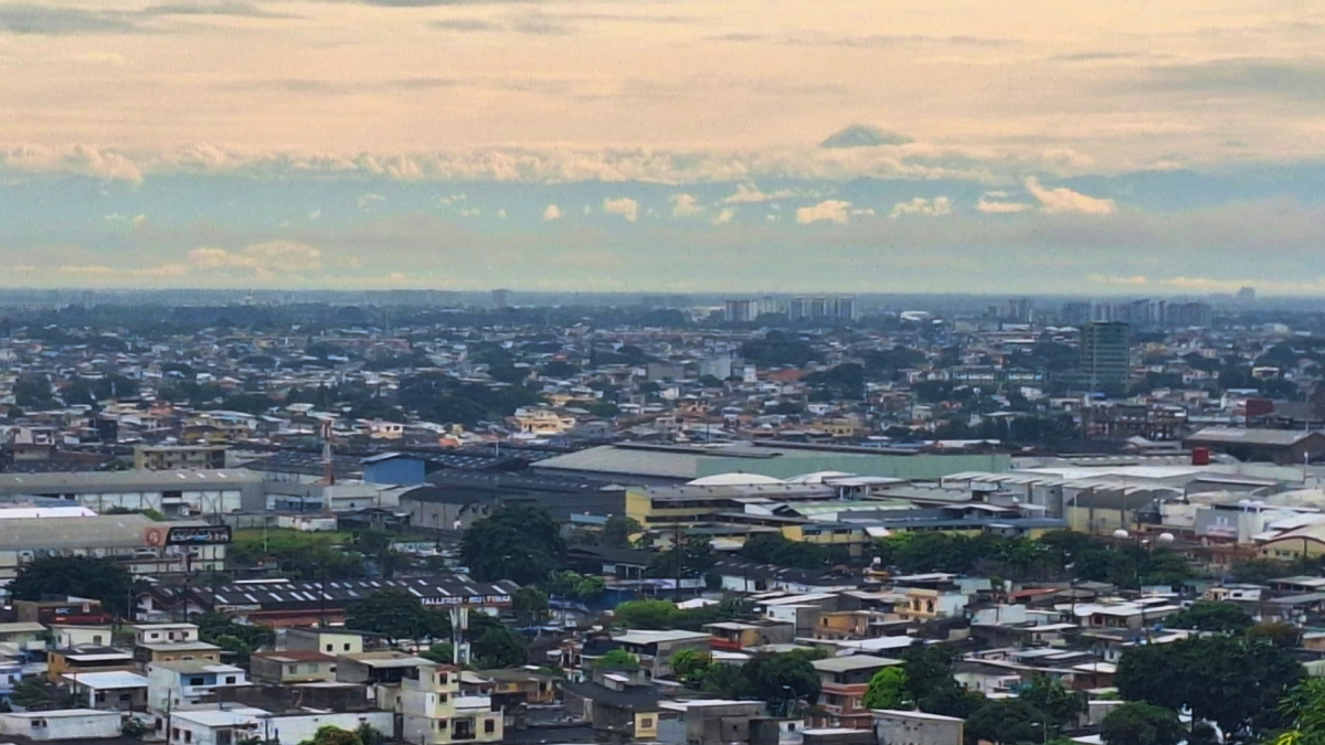 El cielo despejado en Guayaquil permitió ver al volcán Chimborazo, ubicado en Riobamba, a unos 230 kilómetros.