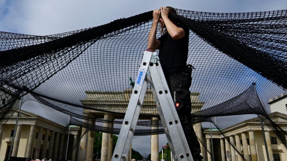 El 24 de agosto se instaló una red de protección contra drones en pleno centro de Berlín para concienciar sobre la fragilidad de la protección con la que viven los ucranianos.