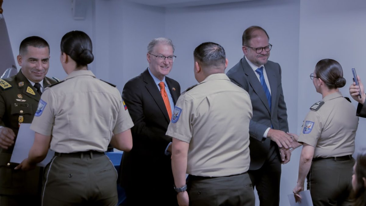 El comandante general de la Policía, Pablo Dávila, y el ministro John Reimberg junto al representante de la Embajada de Estados Unidos, Lawrence Petroni.