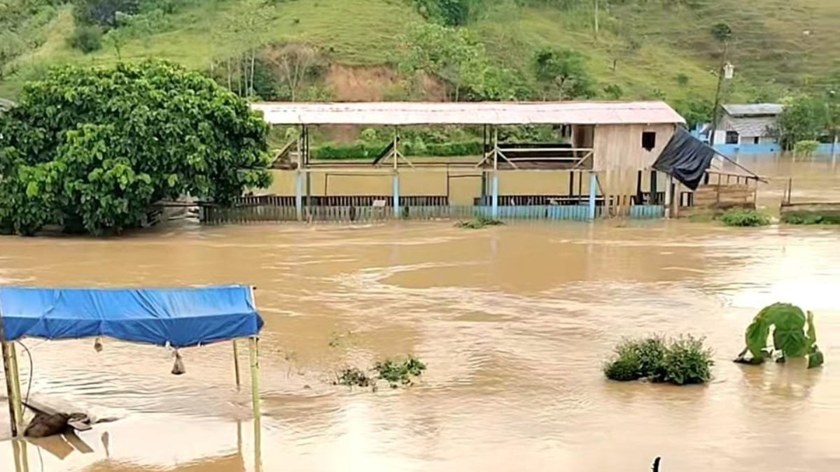 El desbordamiento del río Muisne afecta a las comunidades de Boca del Sucio, en la parroquia San Gregorio.
