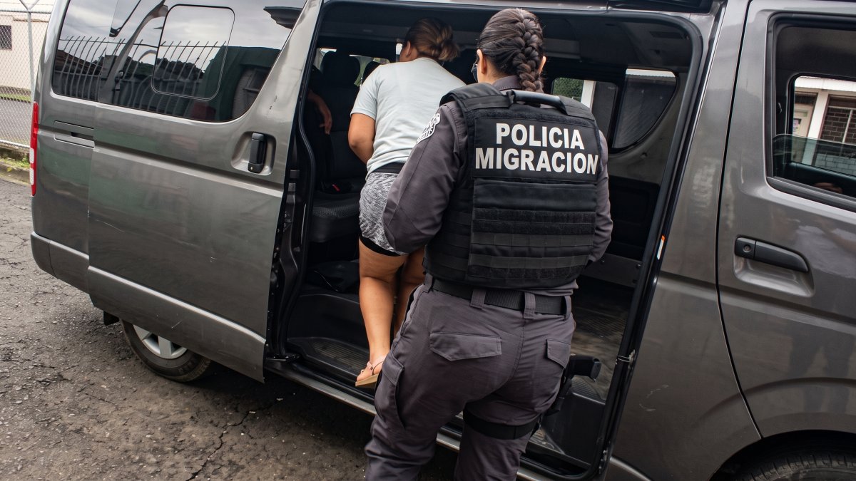 Siete ecuatorianos y 16 colombianos fueron deportados desde Costa Rica en un vuelo chárter.
