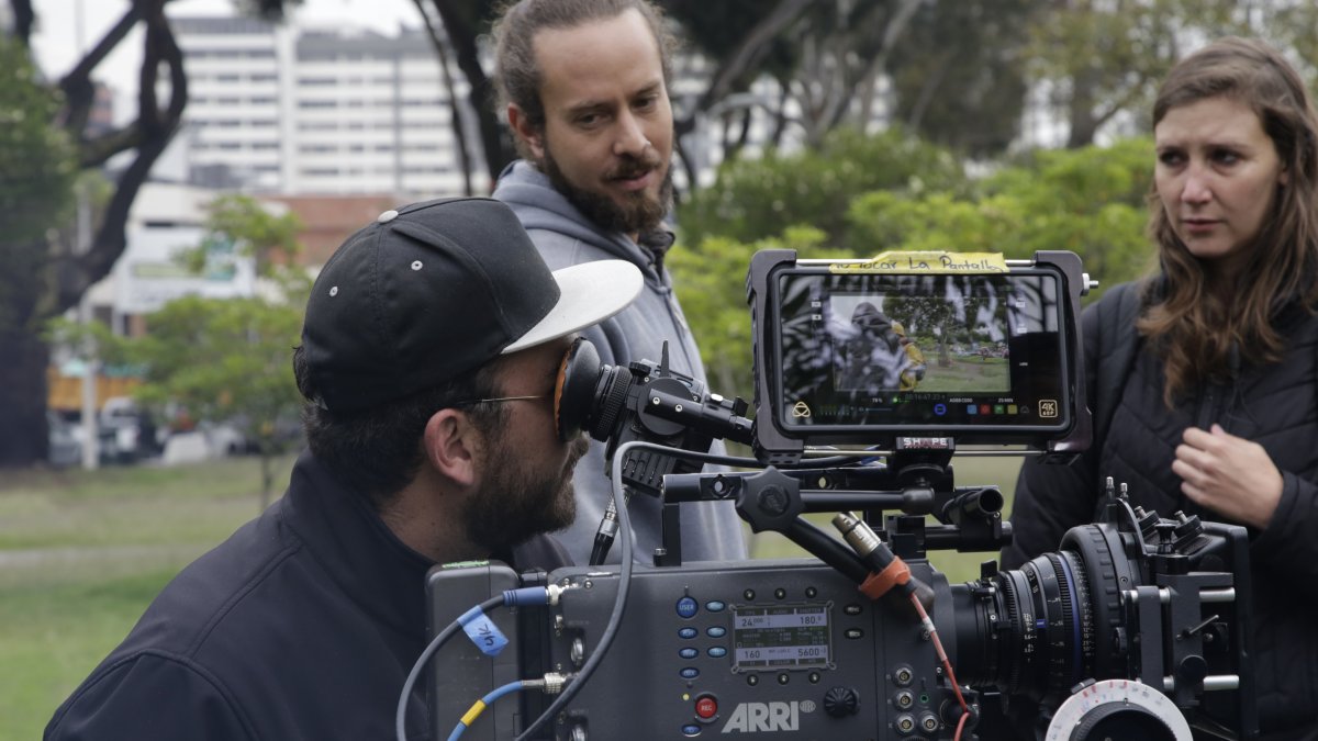 Nosotros, mi papá y el perro se rodó en distintos puntos de Quito. Para su director, Pablo Arturo Suárez, la ciudad debía funcionar como un personaje y reflejar la cotidianidad de sus protagonistas.