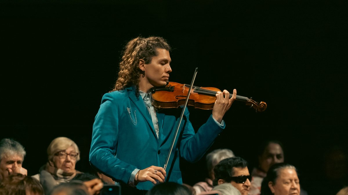 Gerson Eguiguren participó en el concierto que inauguró Nuestra Música el 1 de octubre en el Teatro Nacional Sucre, una jornada dedicada al pasillo ecuatoriano.