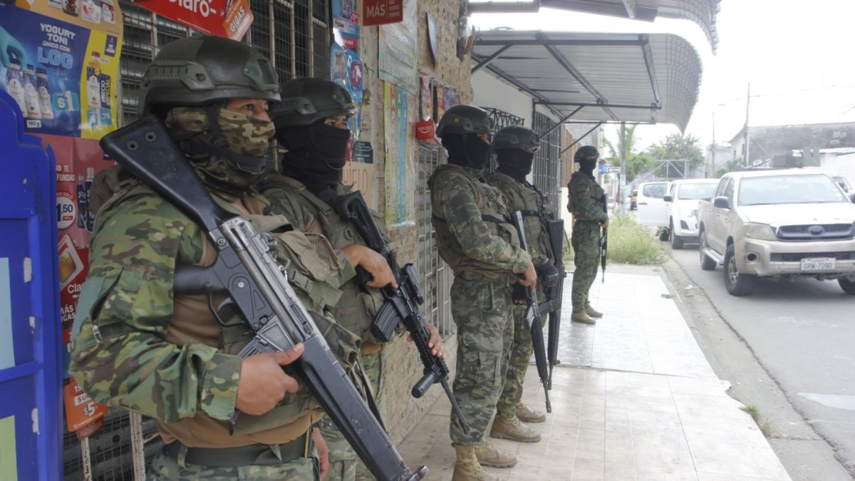 Integrantes de las Fuerzas Armadas durante un operativo en el noroeste de Guayaquil. Las extorsiones se han tomado diversas cooperativas de esta zona de la urbe porteña.