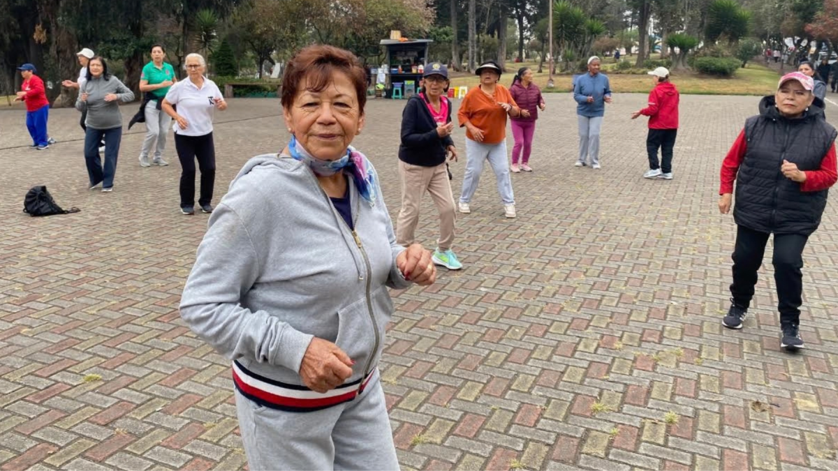 Marianita de Medina, de 84 años, acude de martes a jueves, desde las 07:00 hasta las 08:00, al Parque Inglés, en Quito, para practicar taichí, yoga, aeróbicos y zumba.