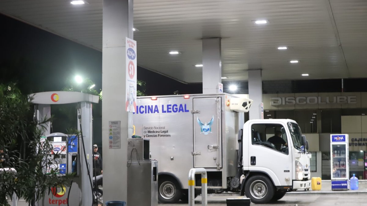 La Policía Nacional acudió a una gasolinera de Portete tras el asesinato de un hombre de aproximadamente 30 años.