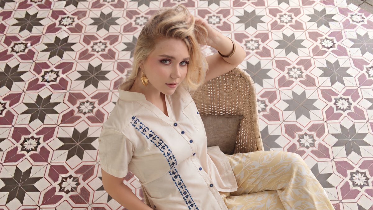 Bordados y variedad de tonos actualizan la guayabera femenina sin borrar su esencia.