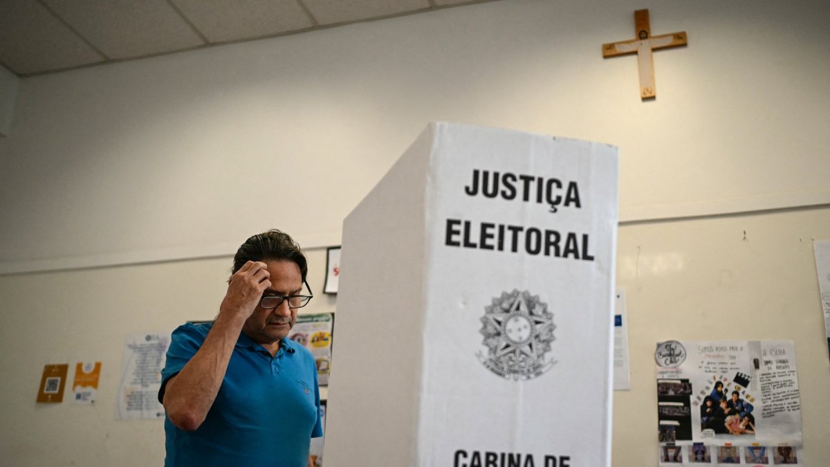 Un hombre hace un gesto antes de emitir su voto durante las elecciones presidenciales en un centro de votación en São Paulo, Brasil, este domingo 4 de octubre de 2026.