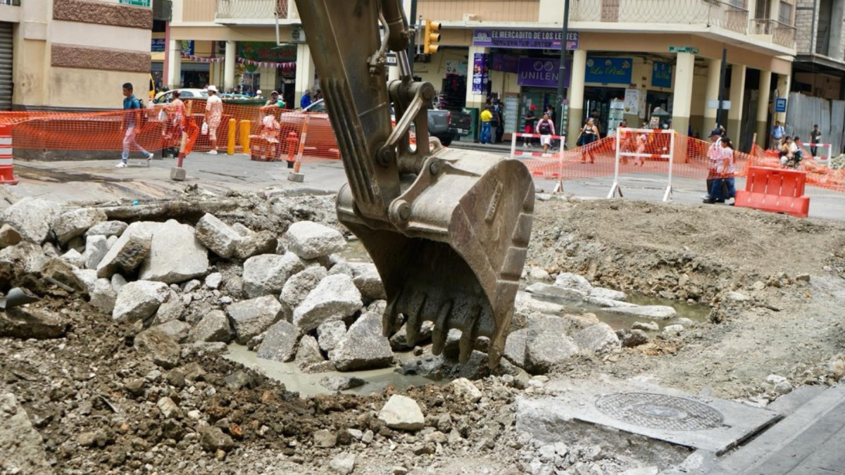 Los trabajos de reconstrucción de la calzada en la calle Clemente Ballén se realizan junto al Mercado Central.