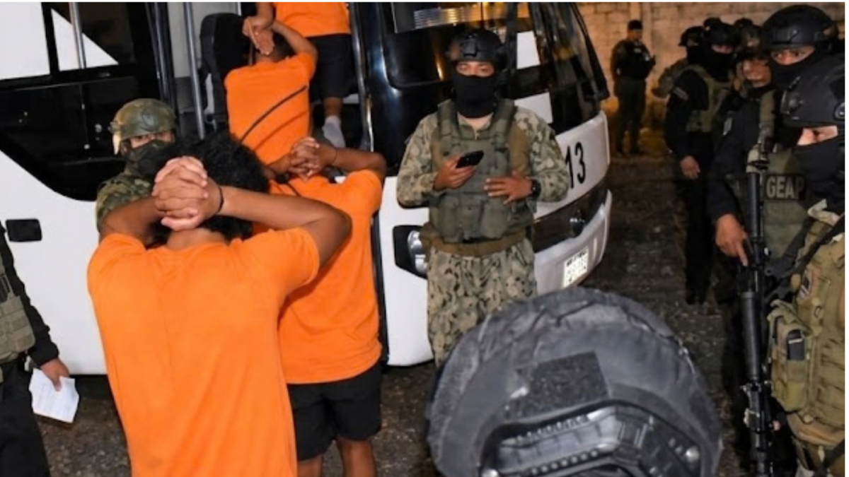 Los privados de la libertad de la Cárcel de Esmeraldas fueron trasladados a la de Guayas. Militares participaron.