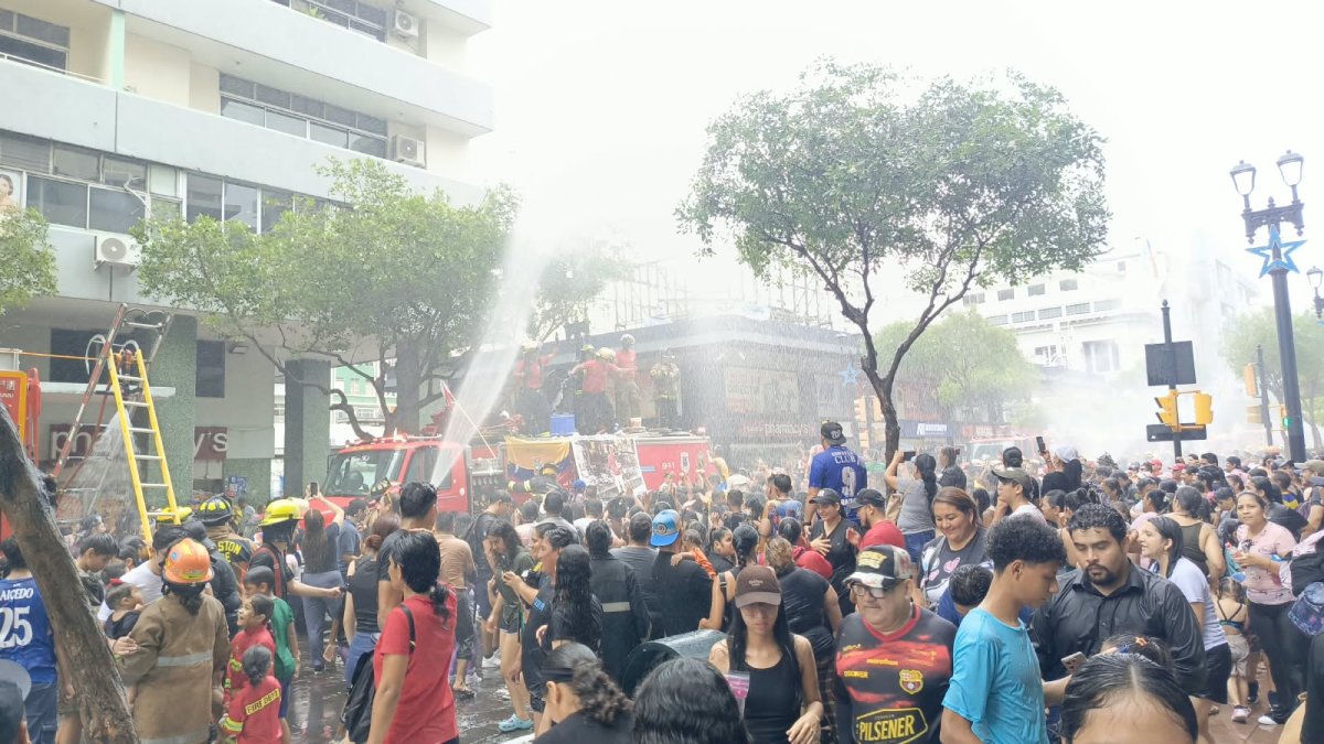 Guayaquileños disfrutaron y se mojaron durante el tradicional Ejercicio de Agua del Benemérito Cuerpo de Bomberos de Guayaquil, realizado en el centro de la ciudad.