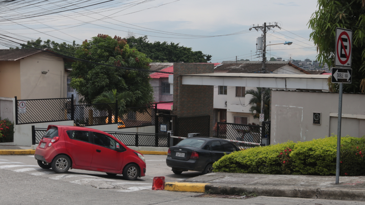 Junto a esta garita fueron atacados Jonathan Alexander Erazo Morán y Raquel Estefanía Arias Alava, quienes murieron.
