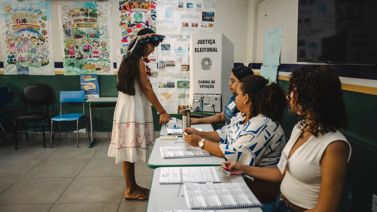 La adolescente indígena Lauryane Kokama, de 16 años, votó por primera vez durante la primera vuelta de las elecciones presidenciales en Brasil.