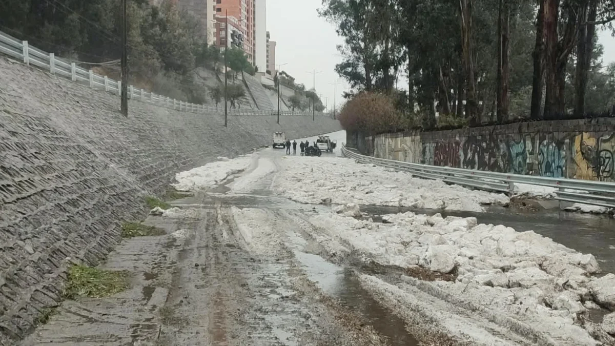 En la av. Mariscal Sucre y Mañosca hay un cierre total por la presencia de granizo.
