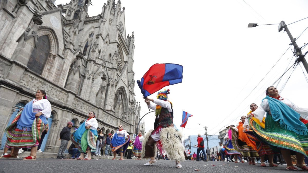 Cientos de personas participan en los distintos desfiles que recorren las principales calles de la ciudad durante las Fiestas de Quito.