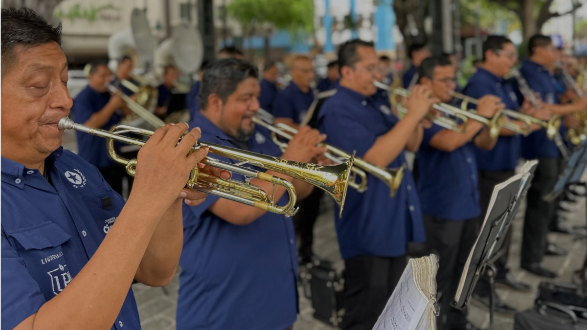La banda municipal de Guayaquil presenta retretas durante las festividades octubrinas.