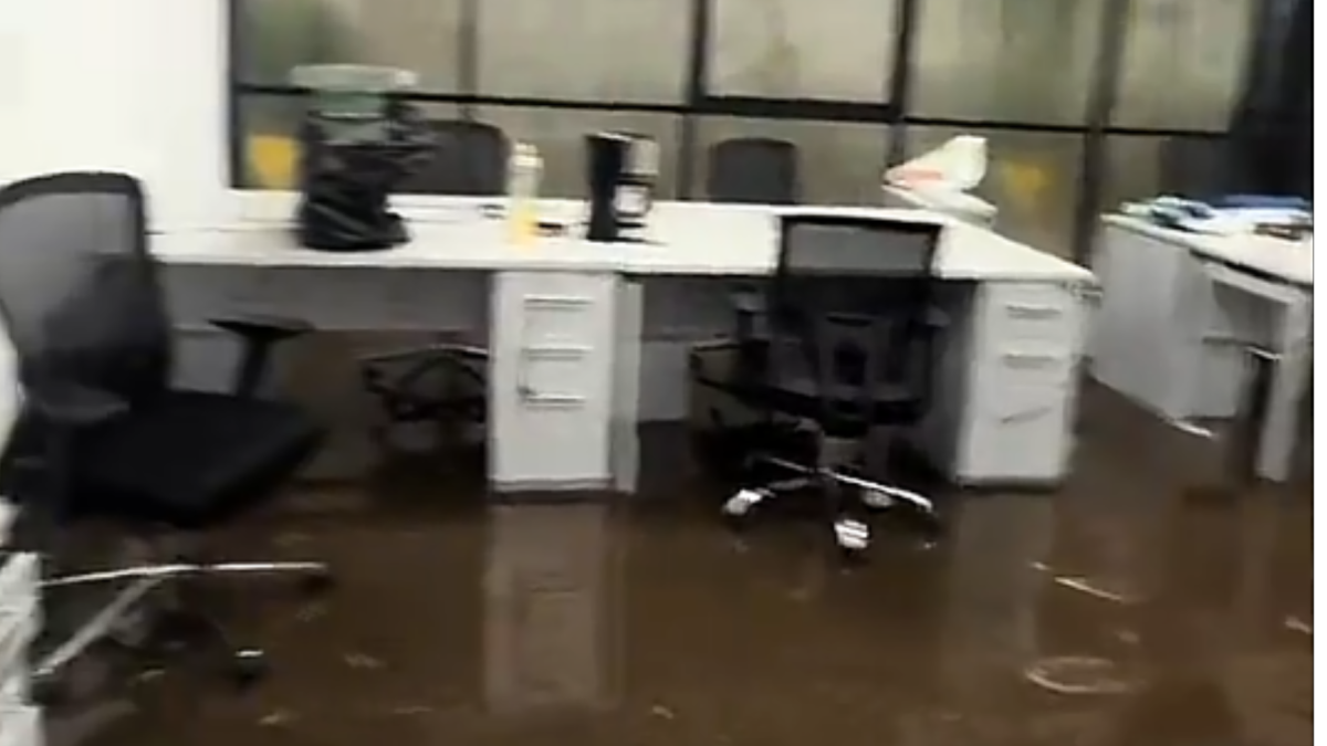 Captura de un video que muestra la sala de coordinación de Quitopía inundada.