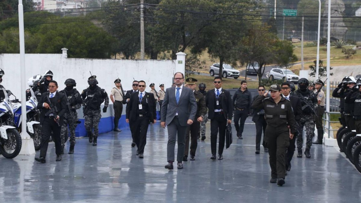 El ministro del Interior, John Reimberg, mostró el balance del último toque de queda.