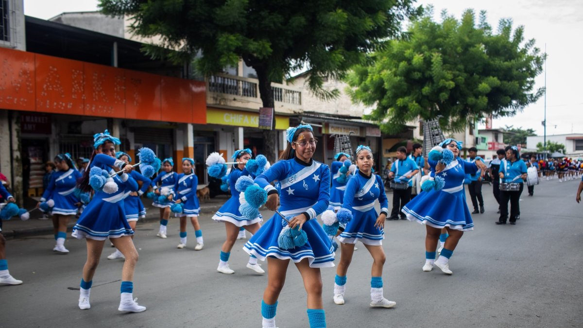 Jóvenes estudiantes desfilaron por las calles de Pascuales en honor a Guayaquil.