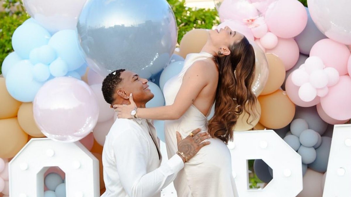 El peleador ecuatoriano Michael Morales en la pedida de mano y revelación de género con su pareja Katya Salazar.