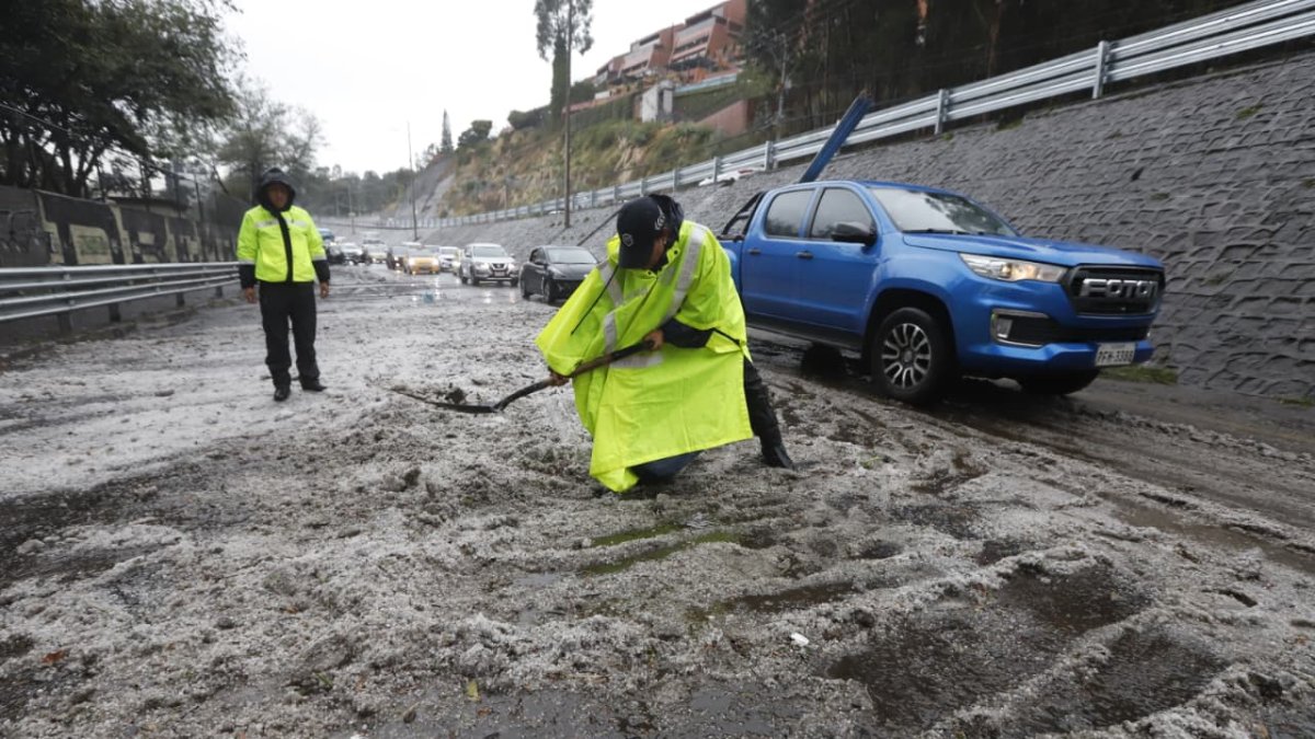 La av. Occidental, en el sector de la Mañosca, se cerró por la presencia de granizo.