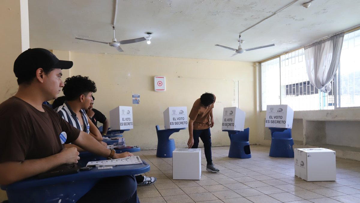 Un hombre deposita su voto en una urna durante una jornada electoral en Guayaquil.