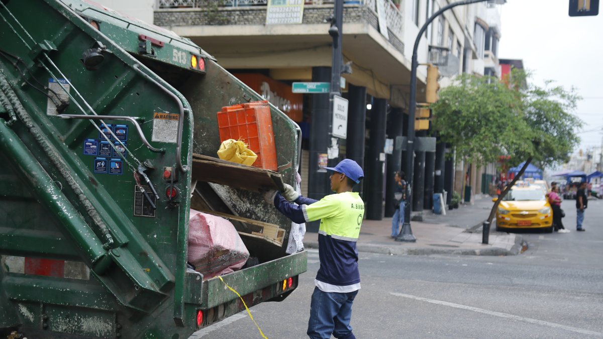 Urvaseo realiza a diario la recolección de desechos en distintos sectores de Guayaquil.