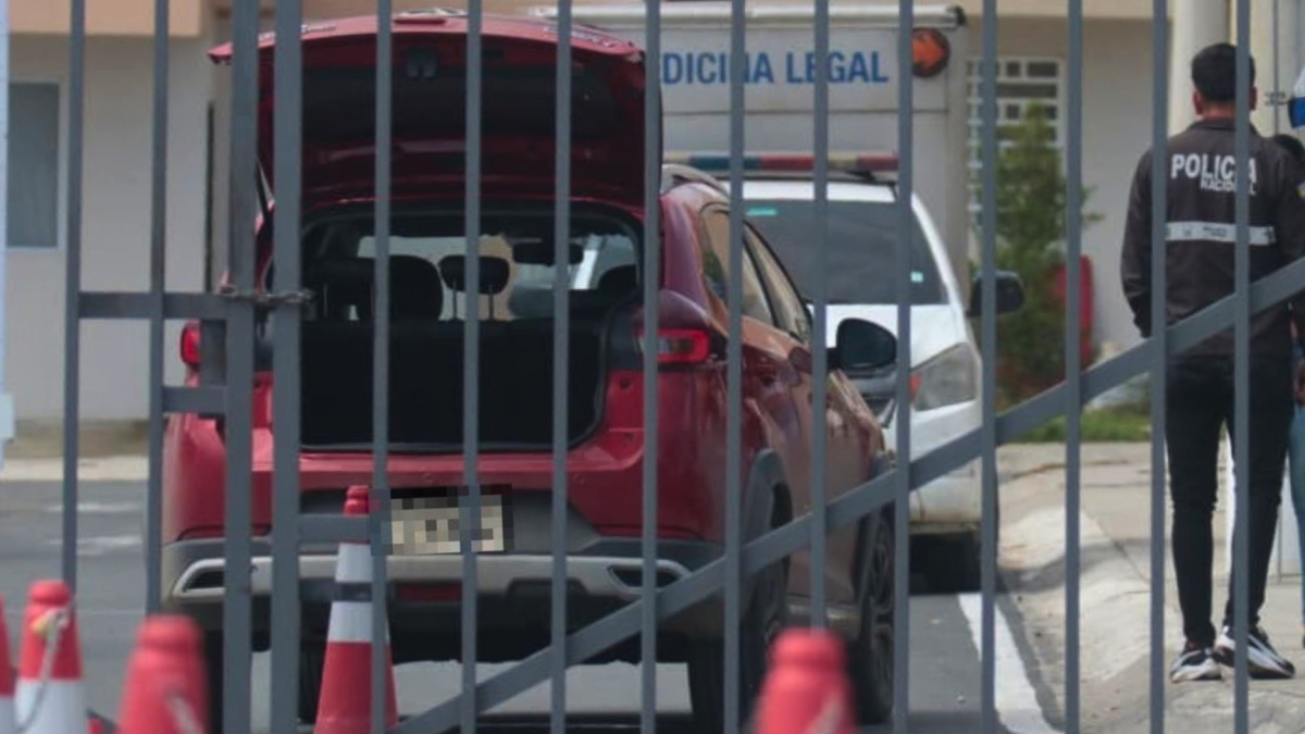En este vehículo se movilizaba la víctima del sicariato cometido al ingreso de una urbanización en Chongón.